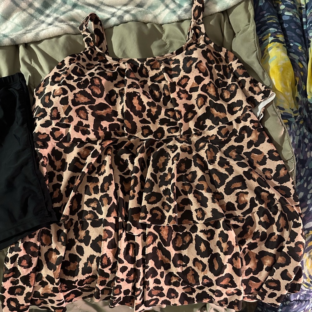 Leopard Print Sleeveless swimsuit